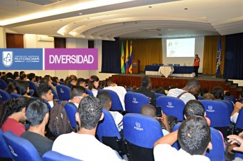 Exposición sobre territorios críticos y paisajes naturales